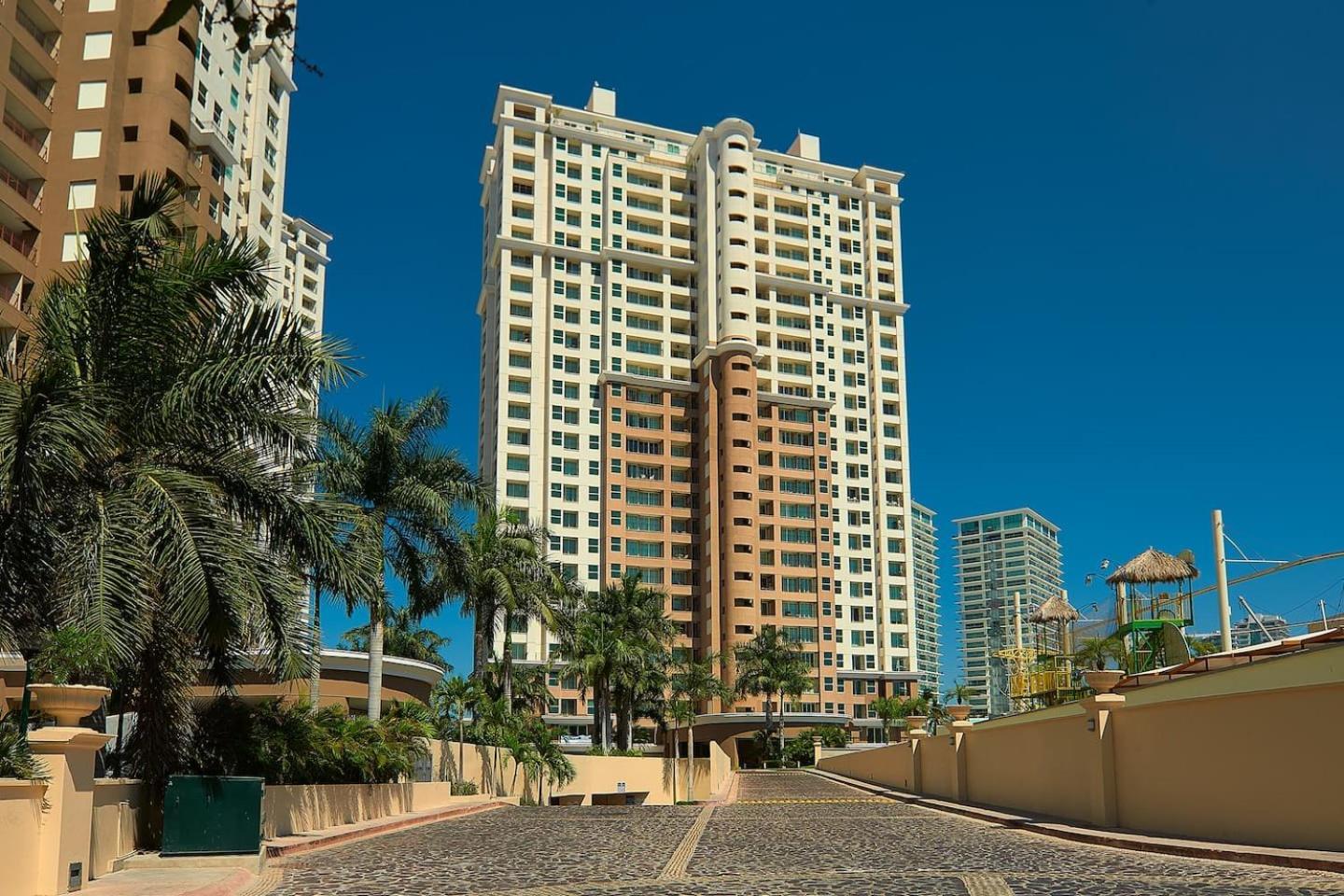 Grand Venetian Beachfront Condos Puerto Vallarta Extérieur photo