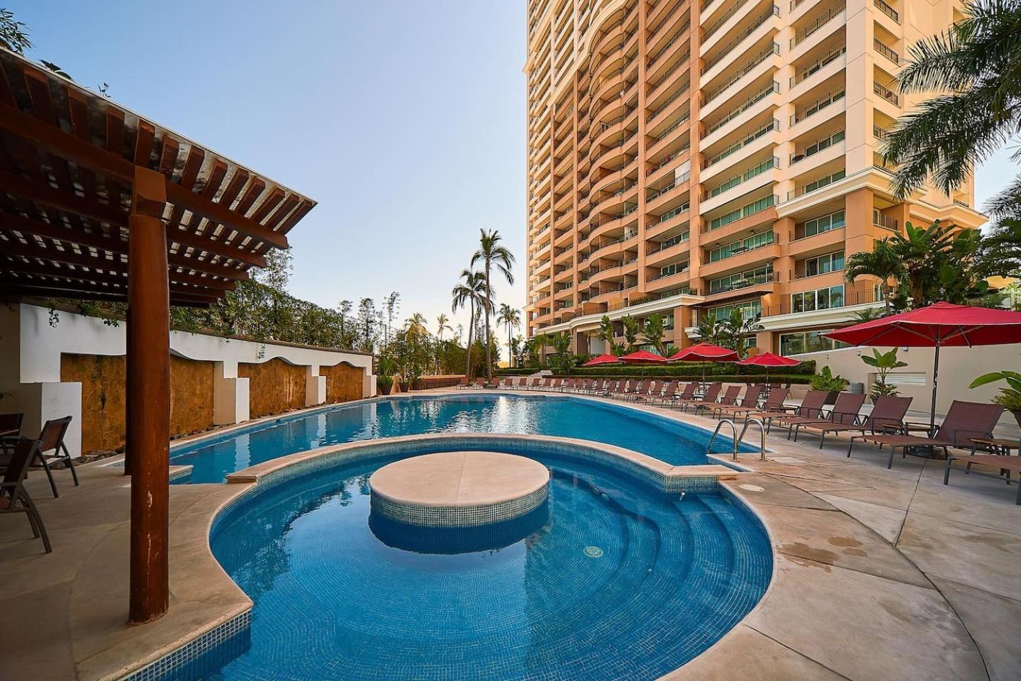 Grand Venetian Beachfront Condos Puerto Vallarta Extérieur photo