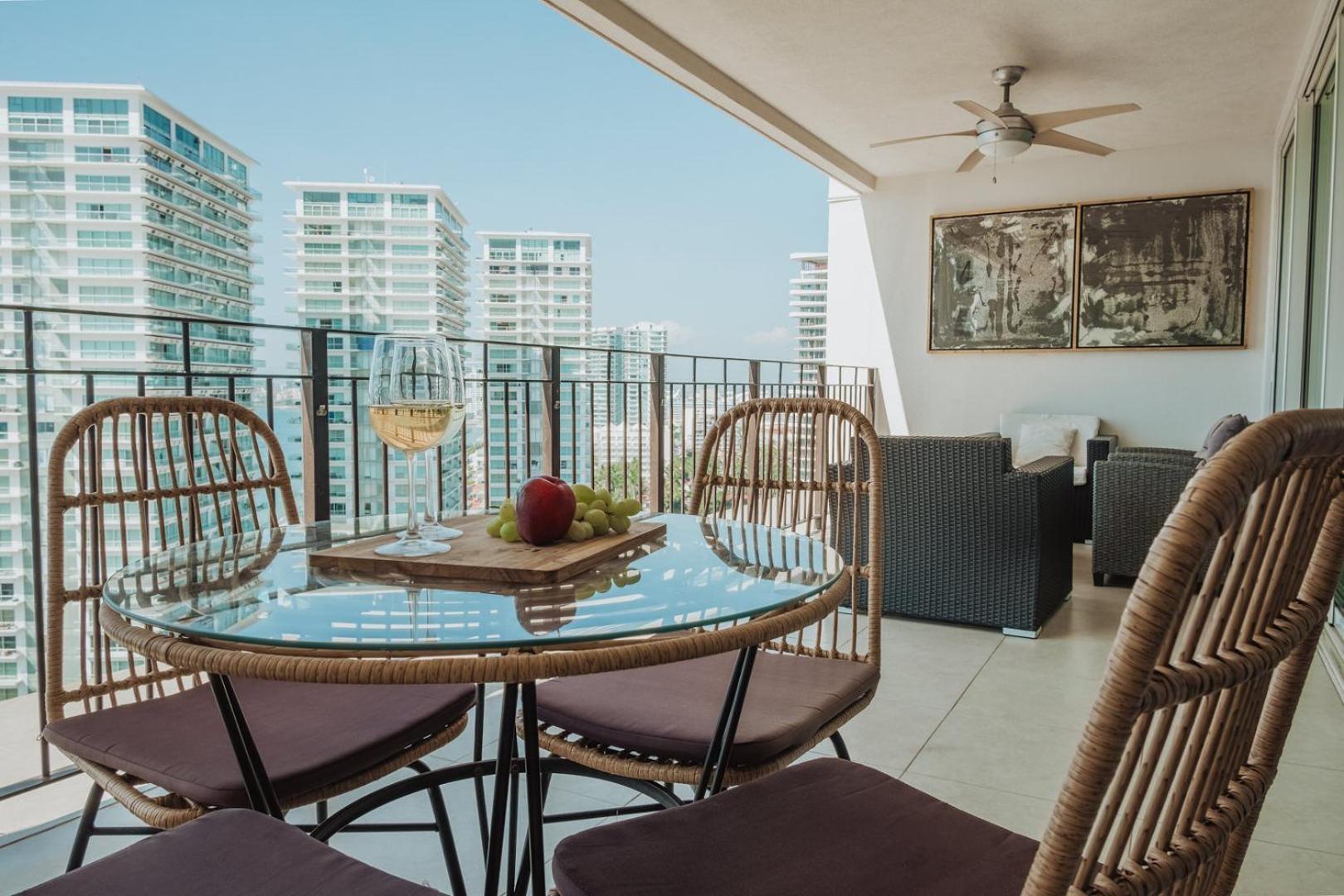 Grand Venetian Beachfront Condos Puerto Vallarta Extérieur photo