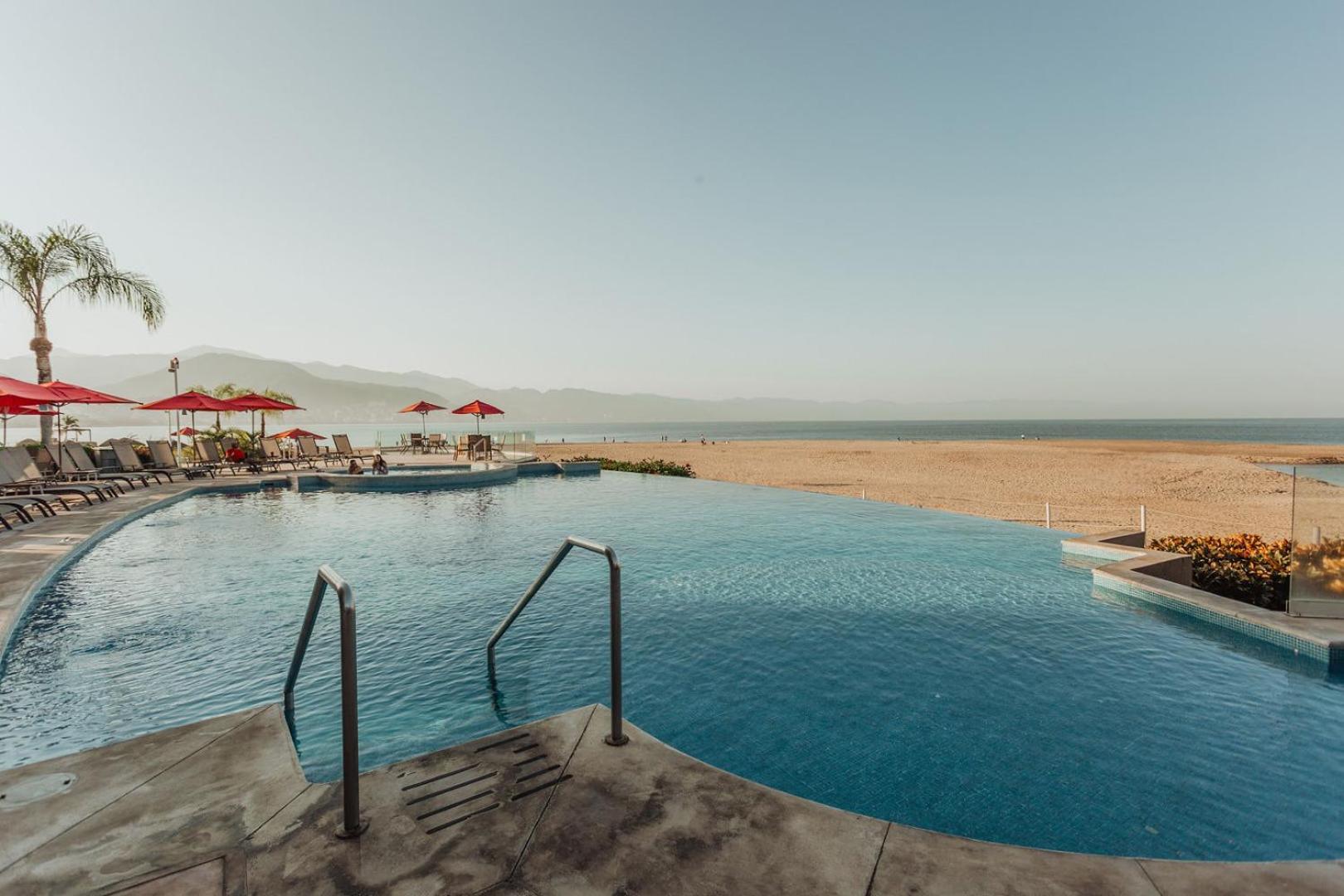 Grand Venetian Beachfront Condos Puerto Vallarta Extérieur photo