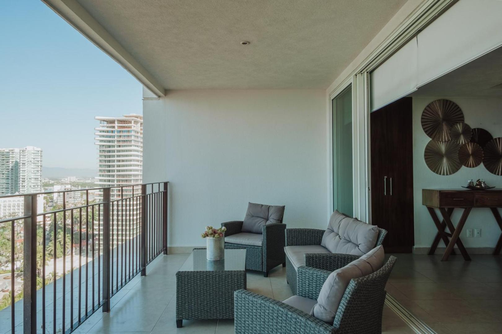 Grand Venetian Beachfront Condos Puerto Vallarta Extérieur photo